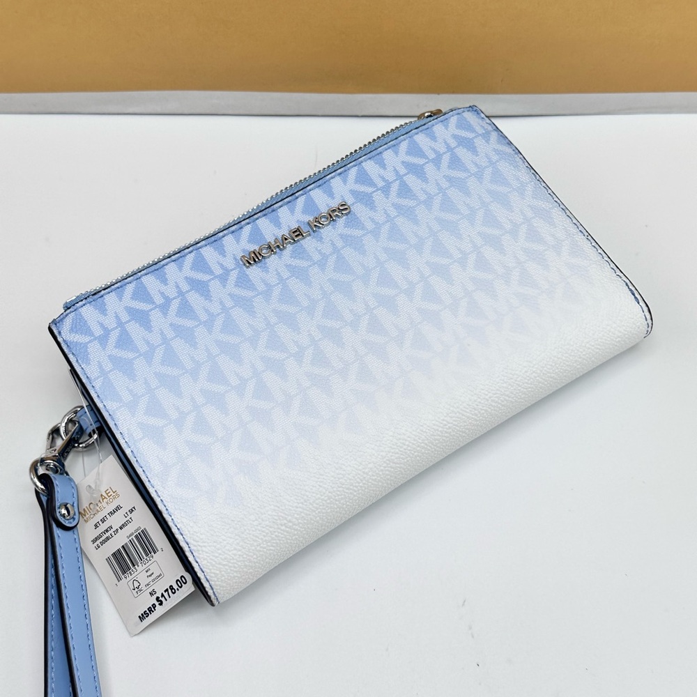 MICHAEL KORS
Jet Set Large Ombré Logo Wristlet Lt Sky - Picture 15 of 16